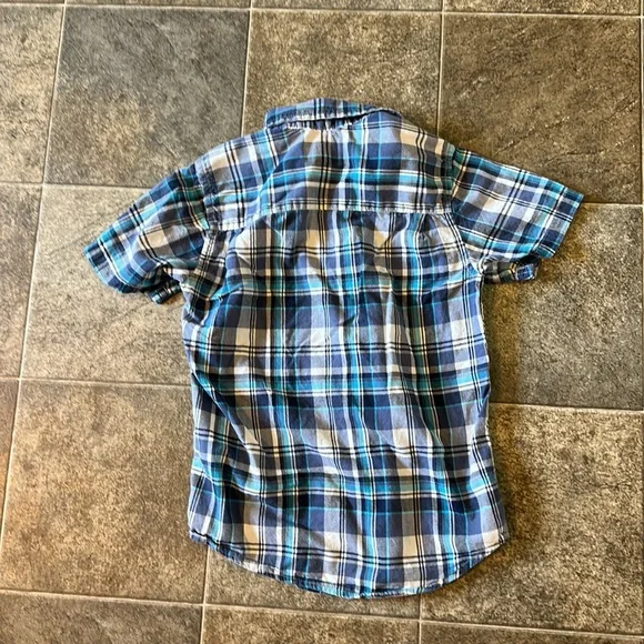 Boys Short Sleeve Collared Button Up Shirts - Picture 7 of 8